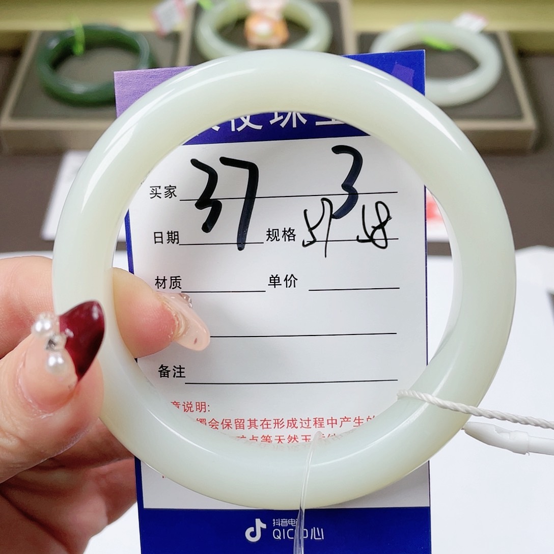 【闪购商品】和田玉手镯未镶嵌蜜****军