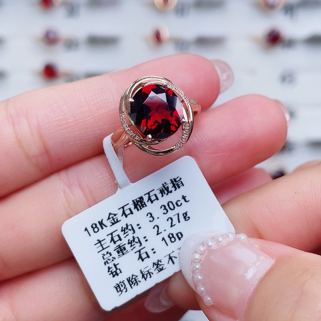 18K金镶嵌石榴石戒指