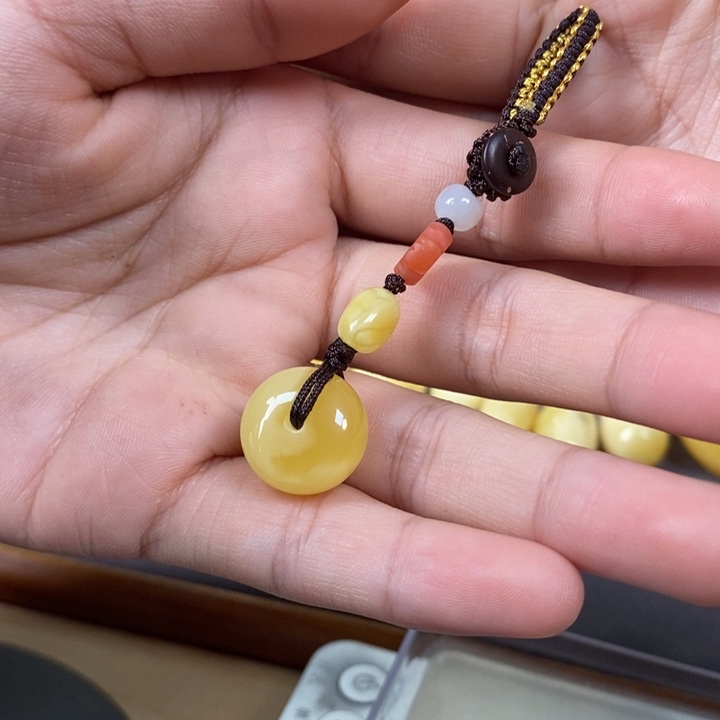 琥珀裸石未镶嵌钥匙扣