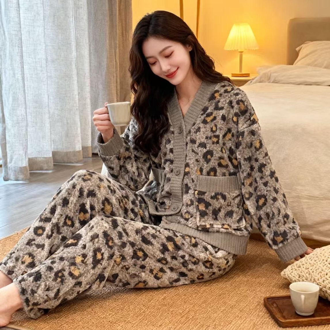 睡衣女家穿灰色豹纹双面雪花绒秋冬家居服时尚保暖纽扣开衫套装