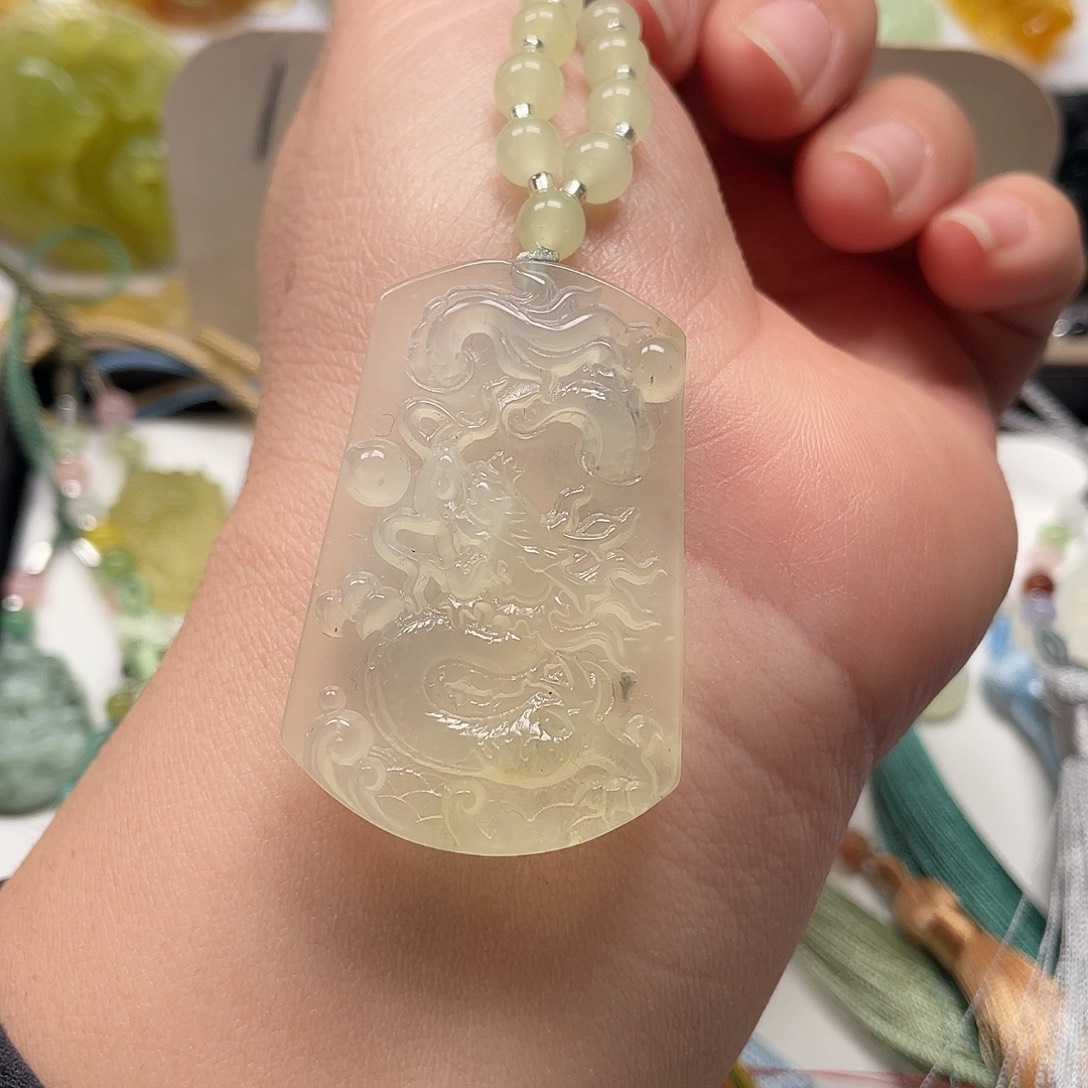 蛇纹石玉未镶嵌颈饰