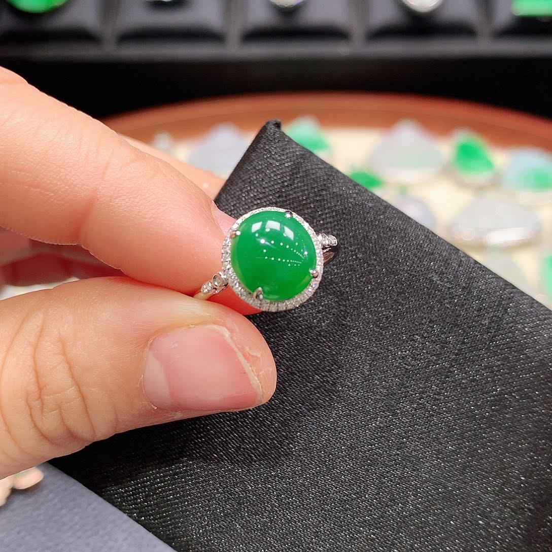 翡翠颈饰18K金镶嵌戒指