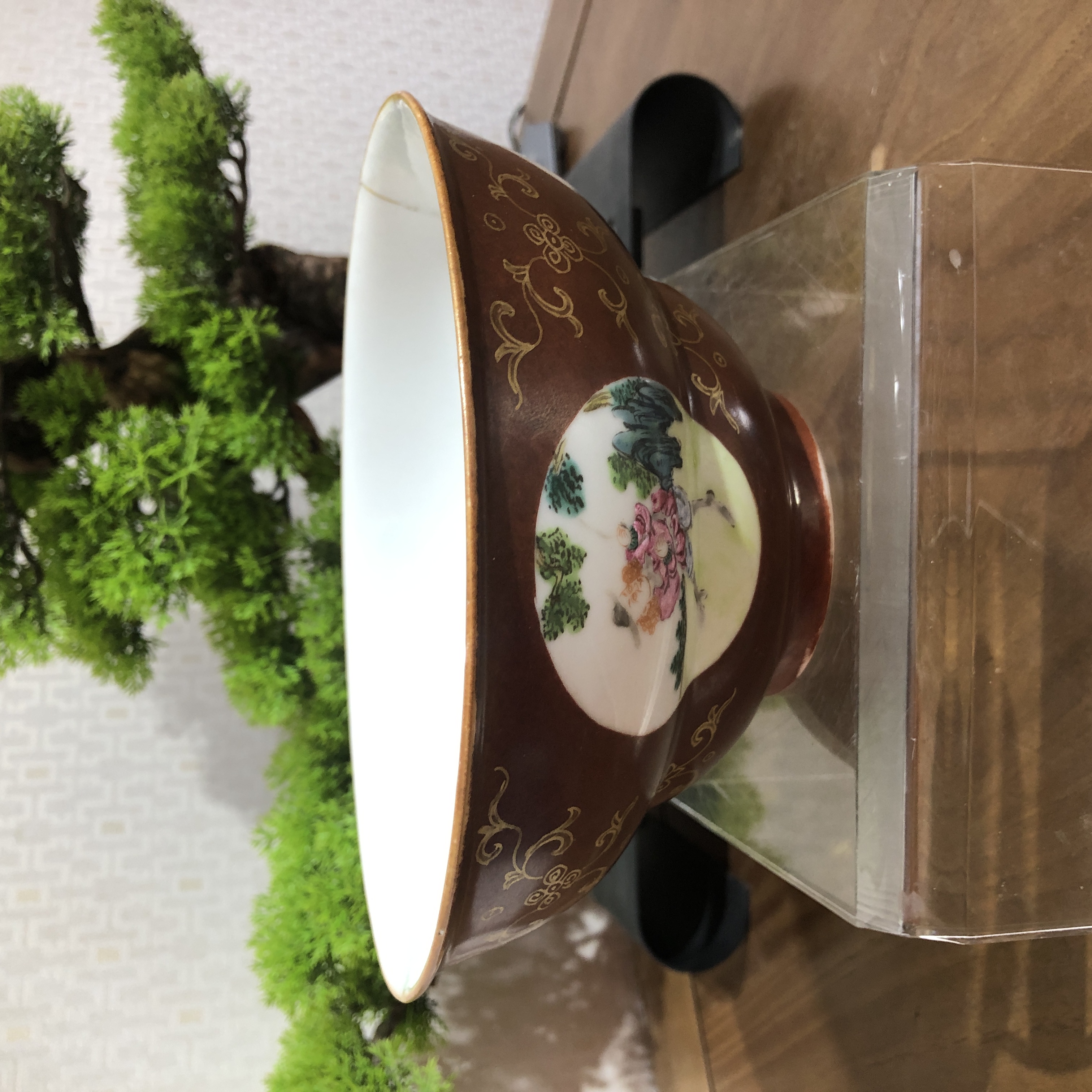 清乾隆外酱釉描金开窗粉彩山水人物诗文折腰碗【古董拍卖】