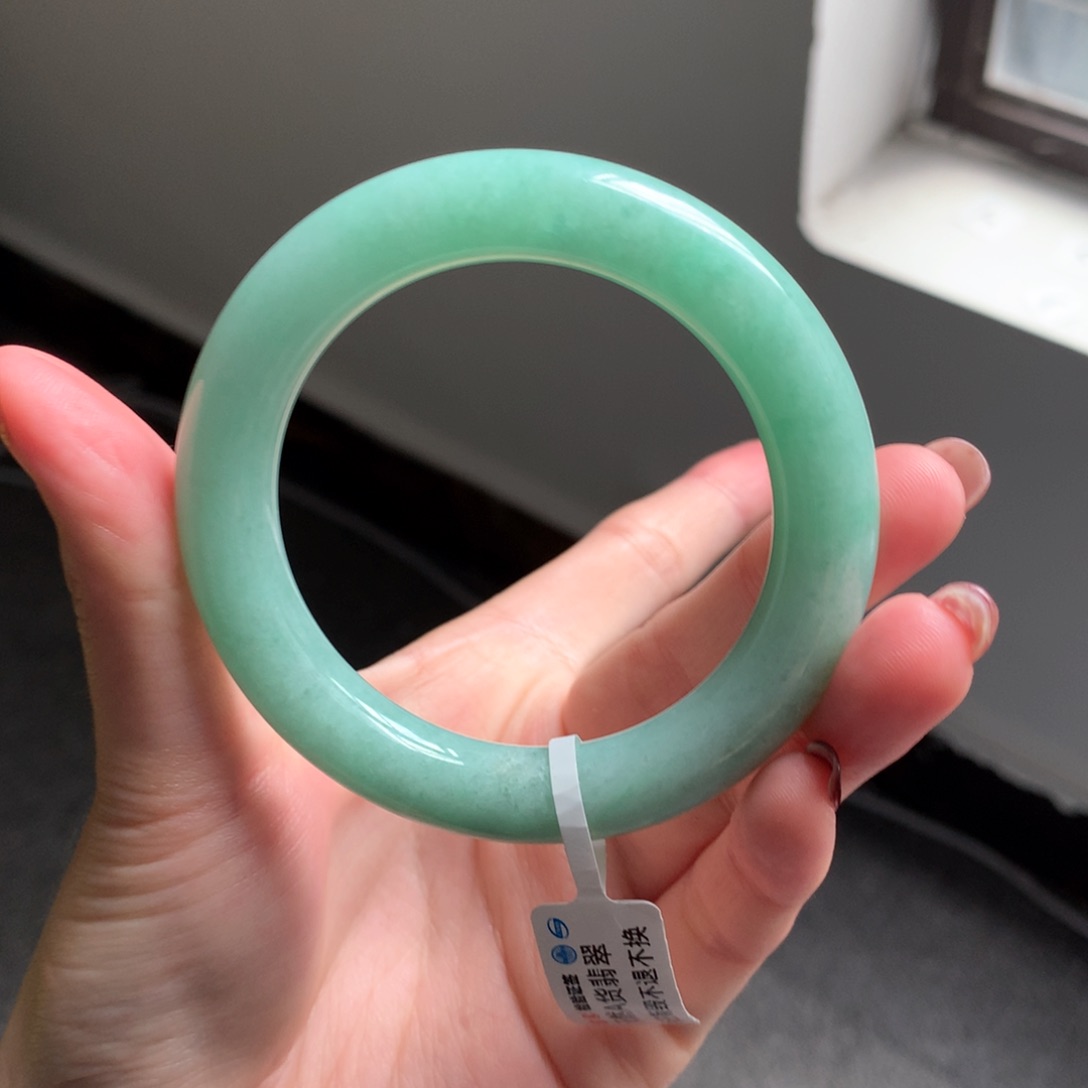 翡翠手镯未镶嵌满绿胖圆