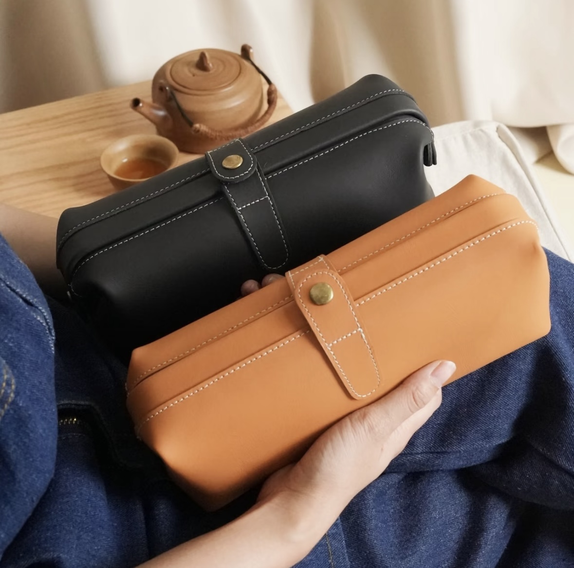 【鹿师傅】圆筒手拿包洗漱包化妆包软包时尚便携枕头包文玩收纳包