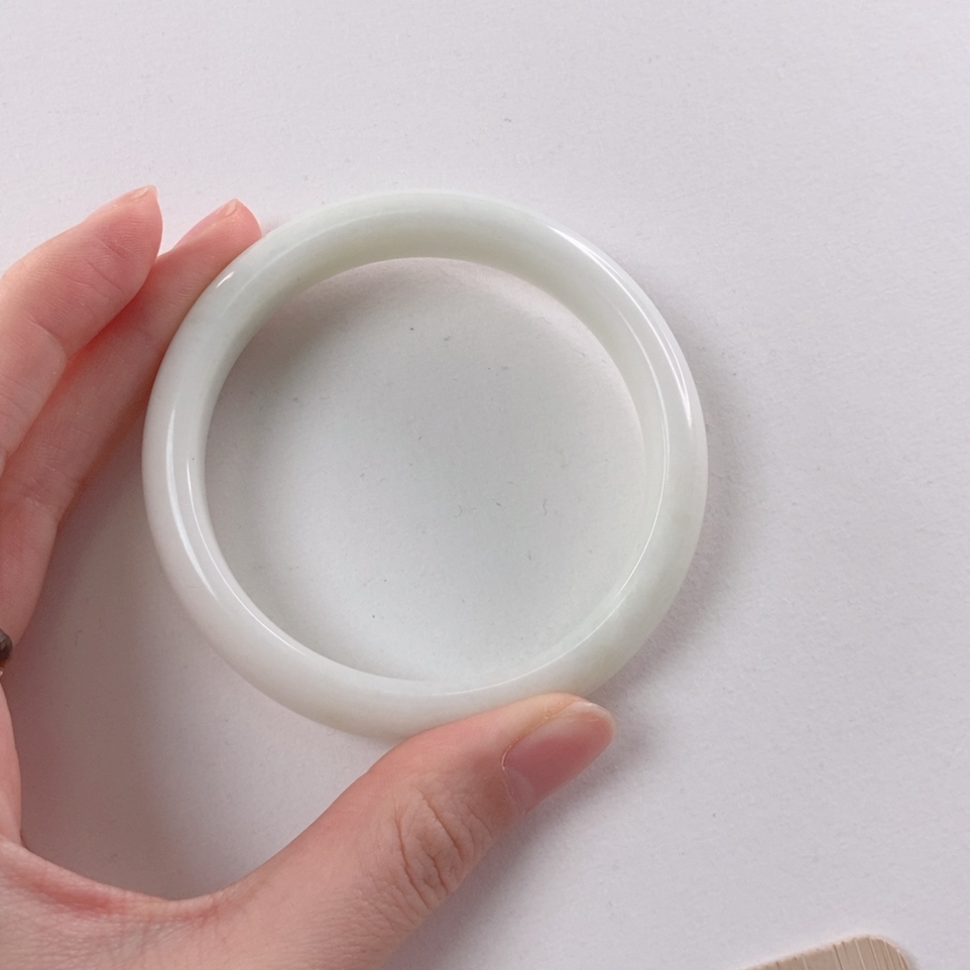 蓝田玉（蛇纹石化大理石玉）手镯未镶嵌太***?