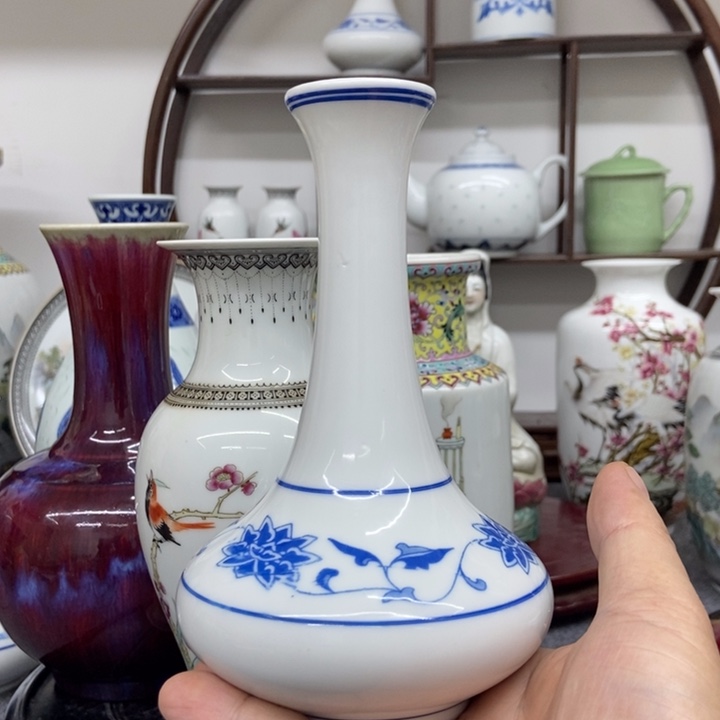 景德镇釉中青花陶瓷花瓶