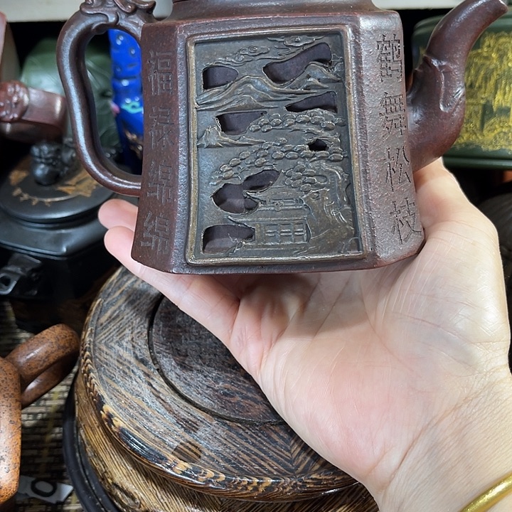 茶壶紫砂原矿泥料手工制作的一把紫砂壶。