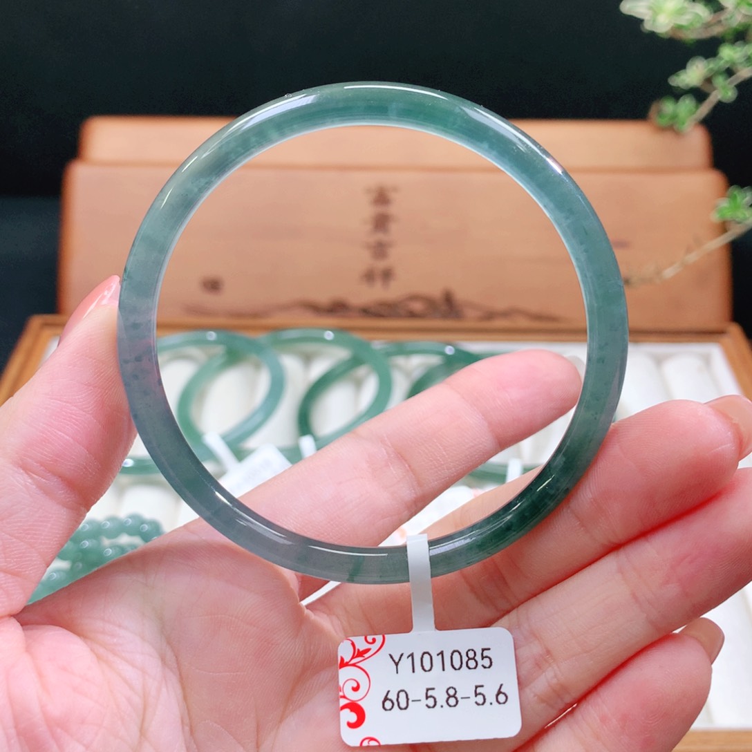 翡翠手镯未镶嵌天然