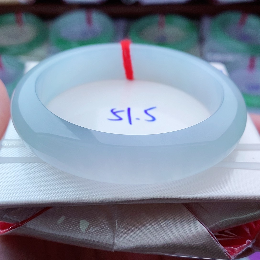 翡翠手镯未镶嵌冰润细腻