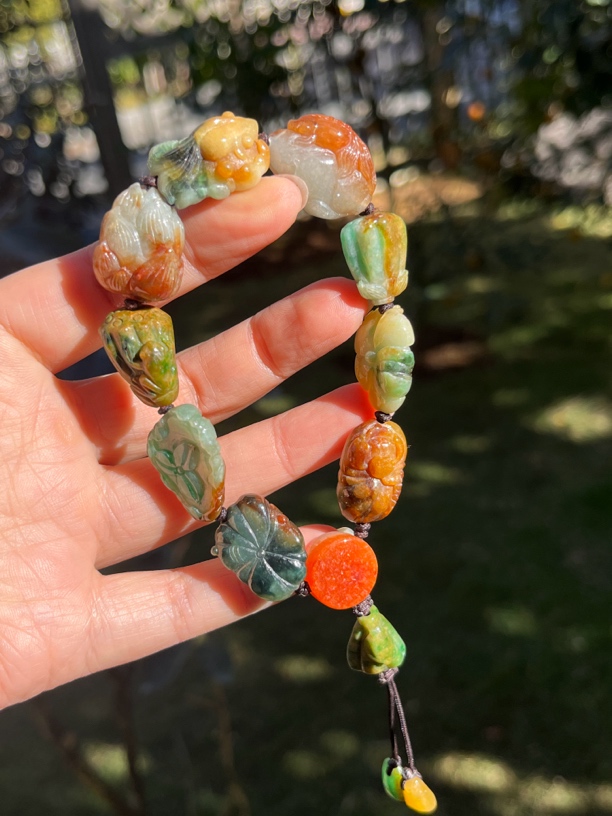 翡翠Ａ货【荷塘月色手串 】每一颗都是腾冲老料子雕刻，各颗各不同的