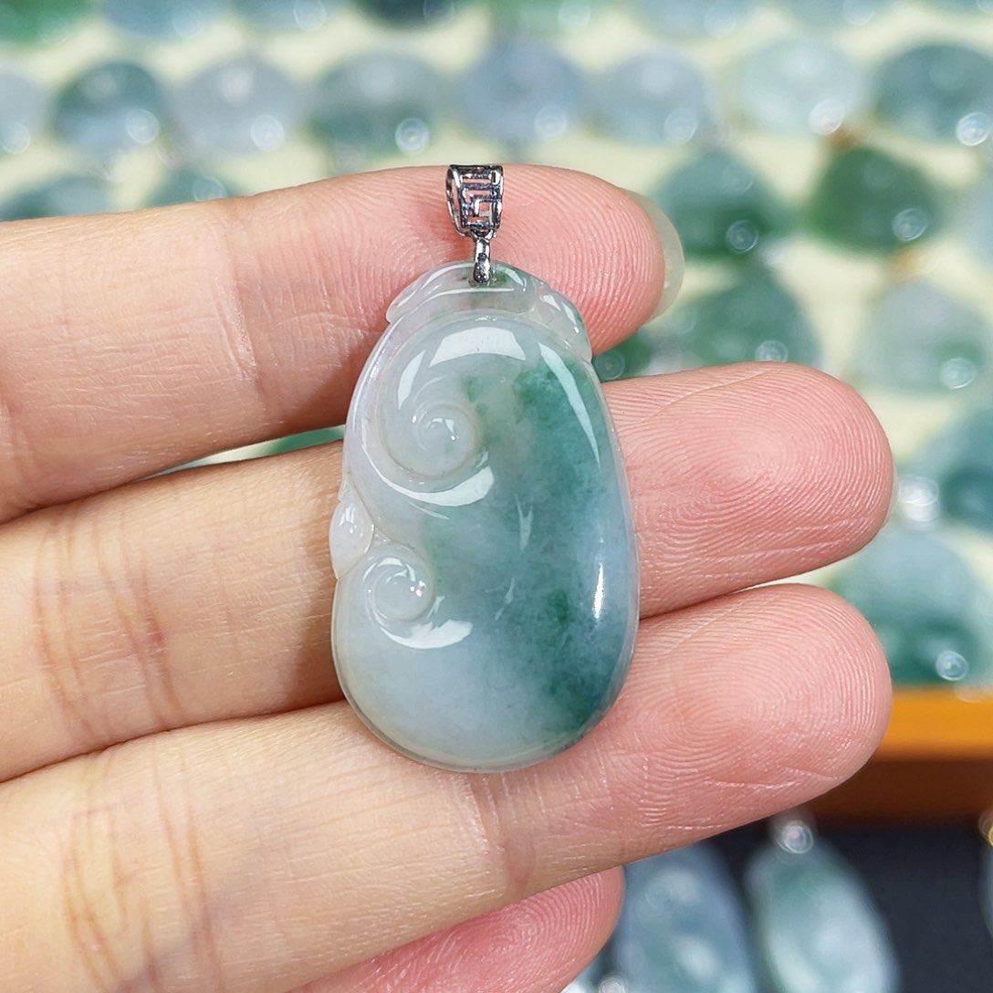 翡翠颈饰18K金镶嵌吊坠