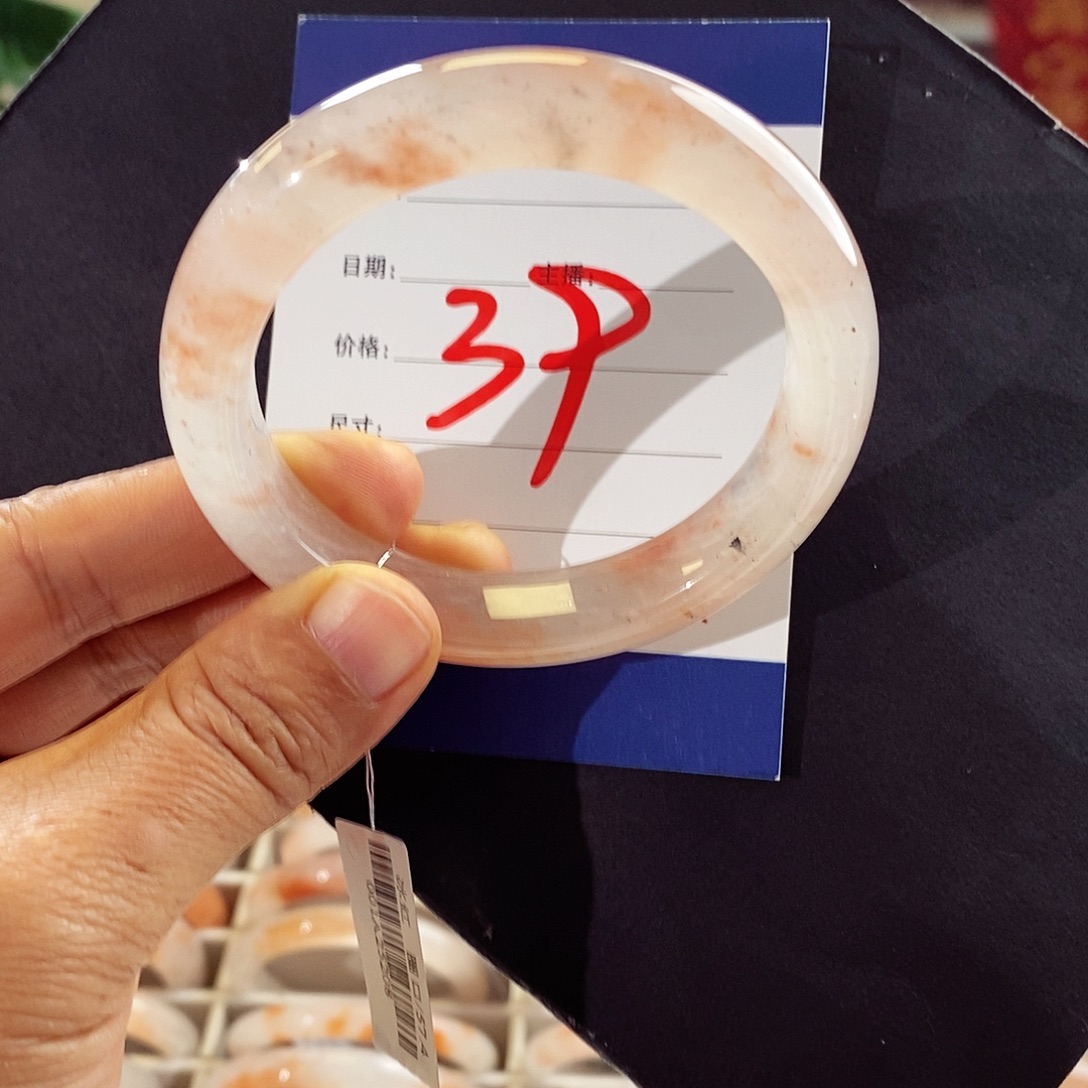 熊***石英质玉未镶嵌手镯