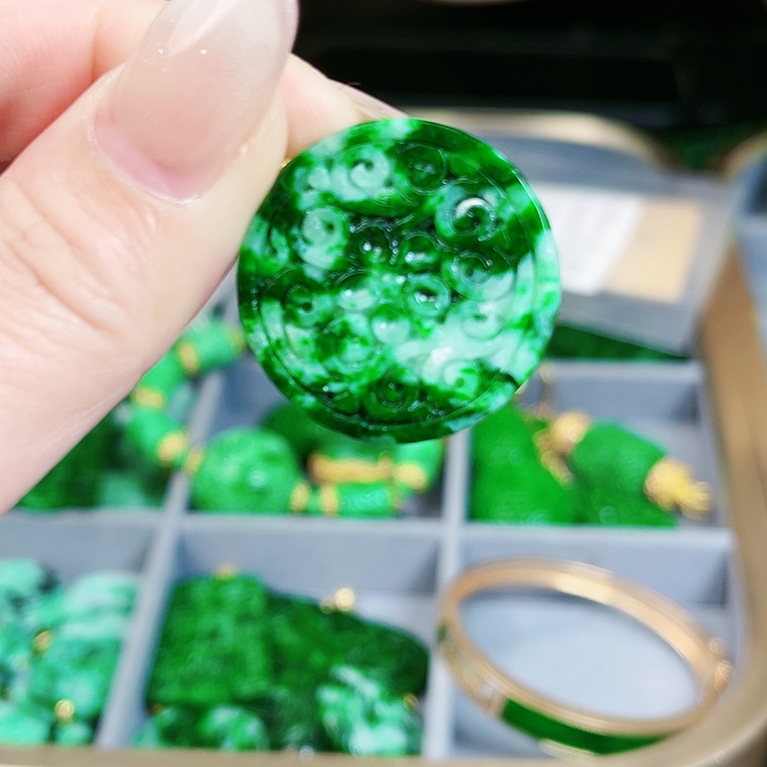 翡翠颈饰18K金镶嵌吊坠