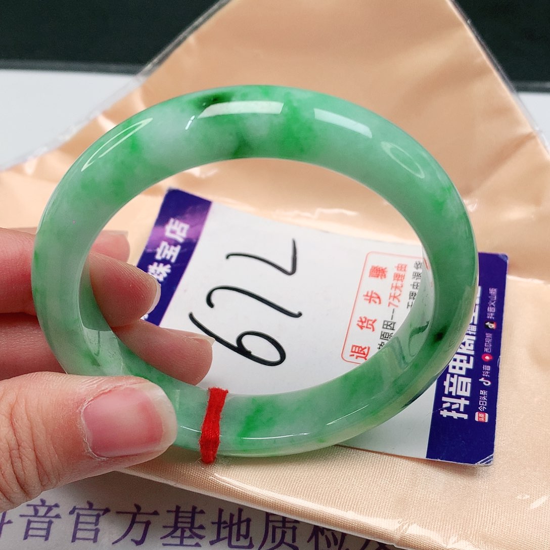 翡翠手镯未镶嵌翡翠