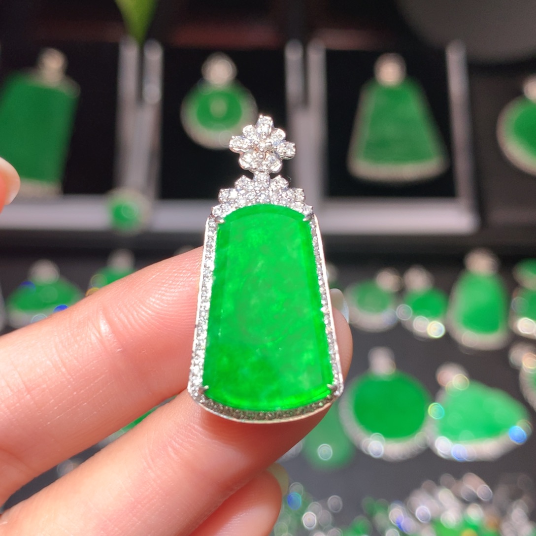 翡翠颈饰18K金镶嵌翡翠