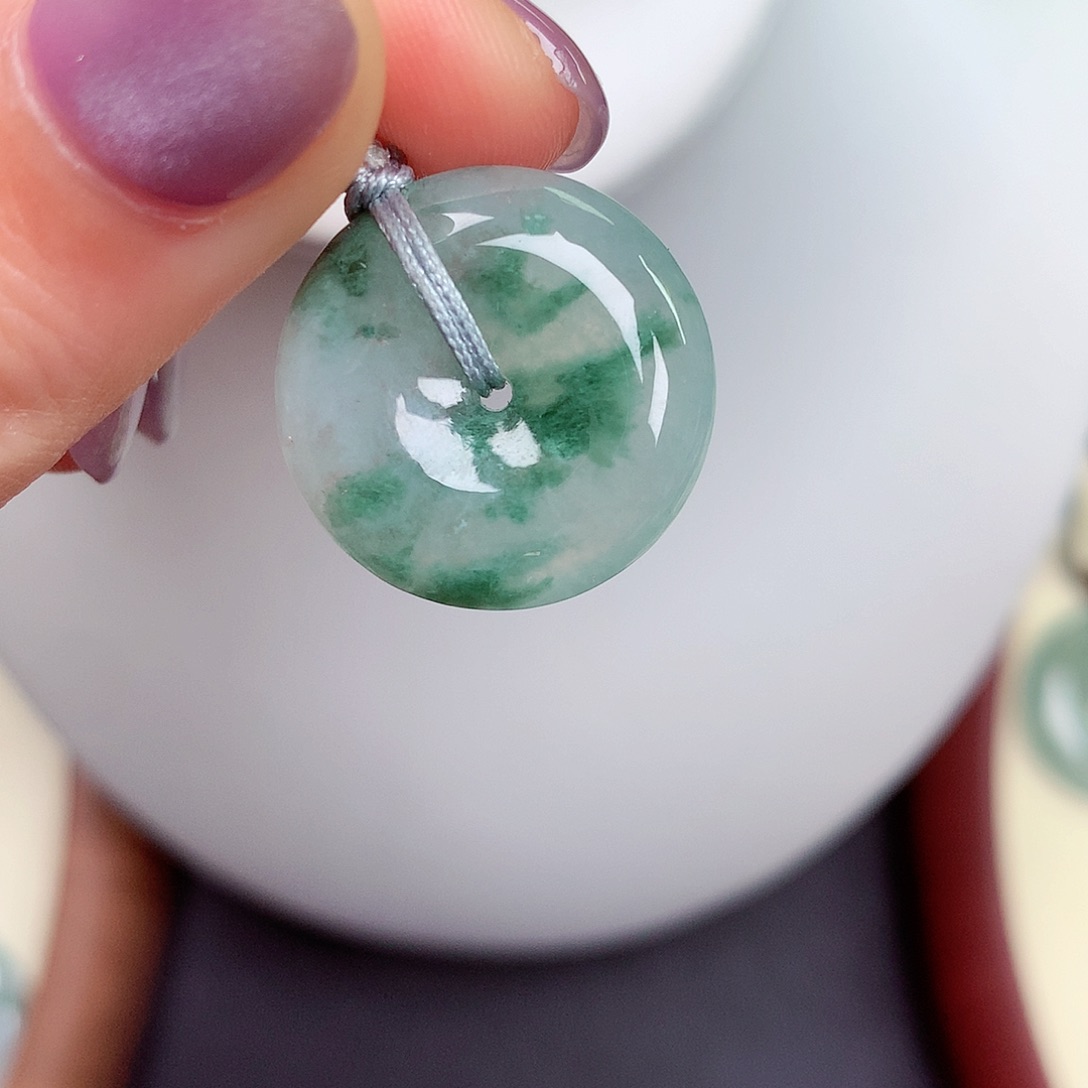 翡翠未镶嵌颈饰平安扣