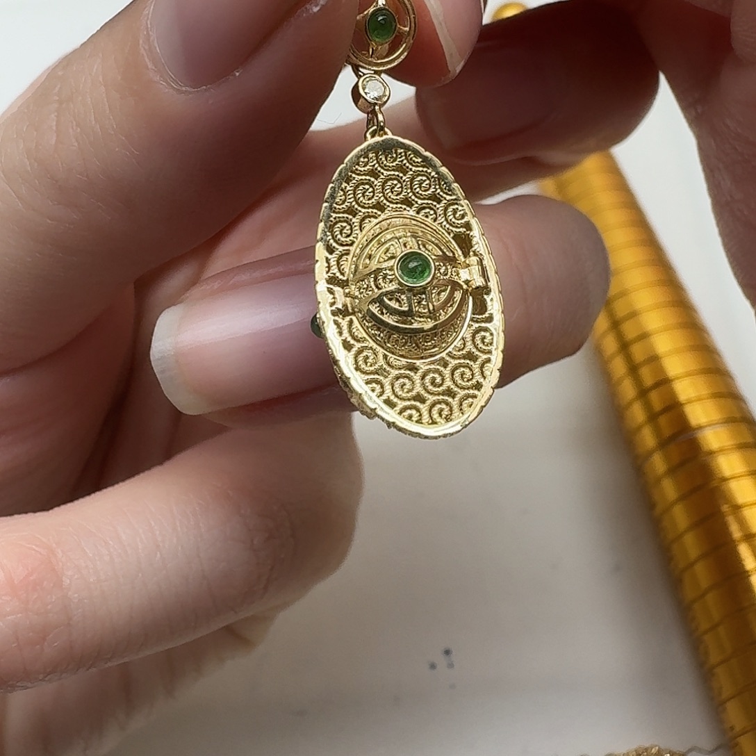 18K金镶嵌祖母绿颈饰成品