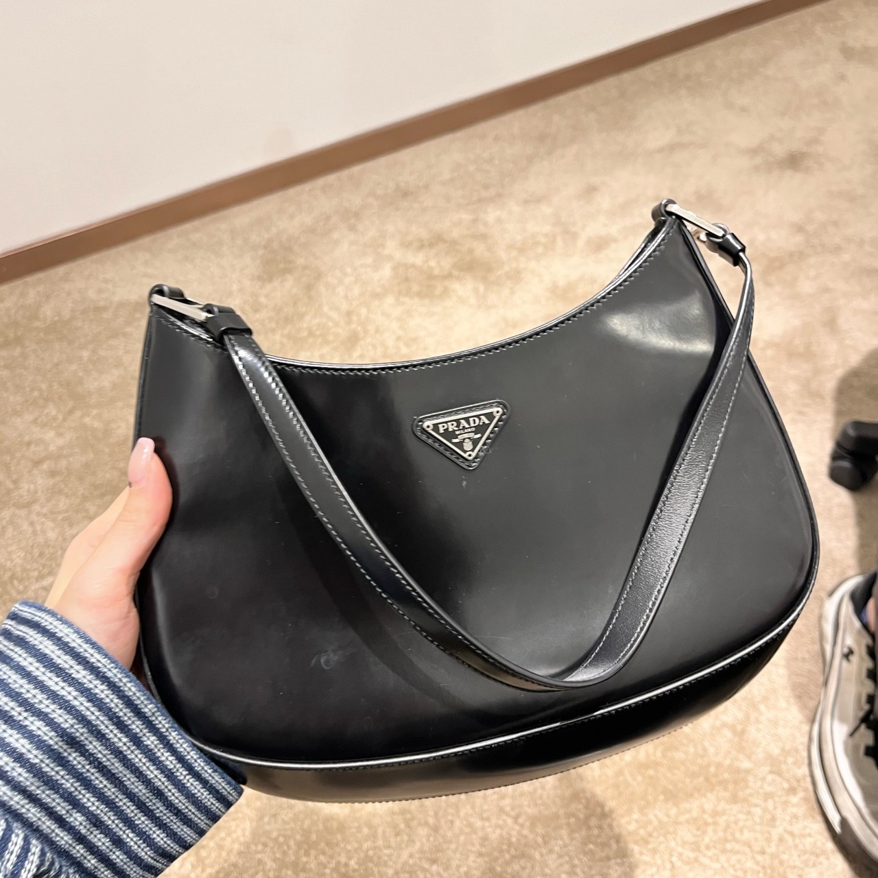95新 Prada/普拉达 黑银 中号 cleo 时尚单肩腋下包
