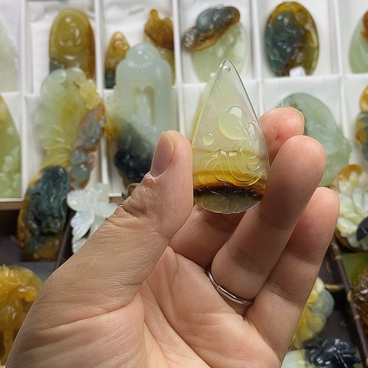 蛇纹石玉未镶嵌颈饰