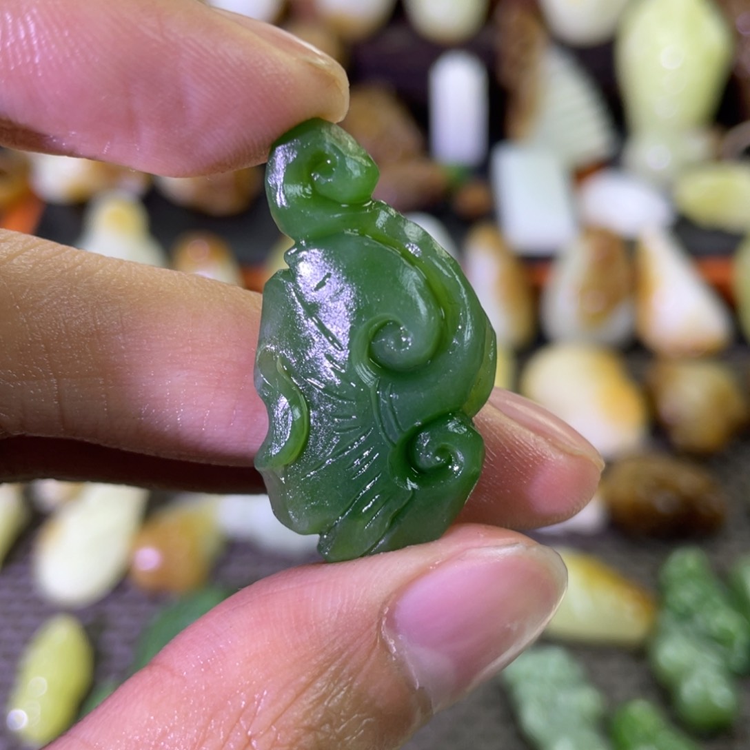 颈饰未镶嵌和田玉俄碧辣绿如意