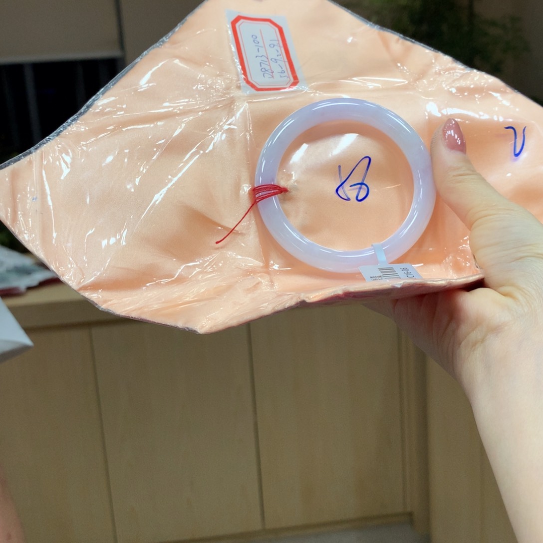 翡翠手镯未镶嵌不退不换