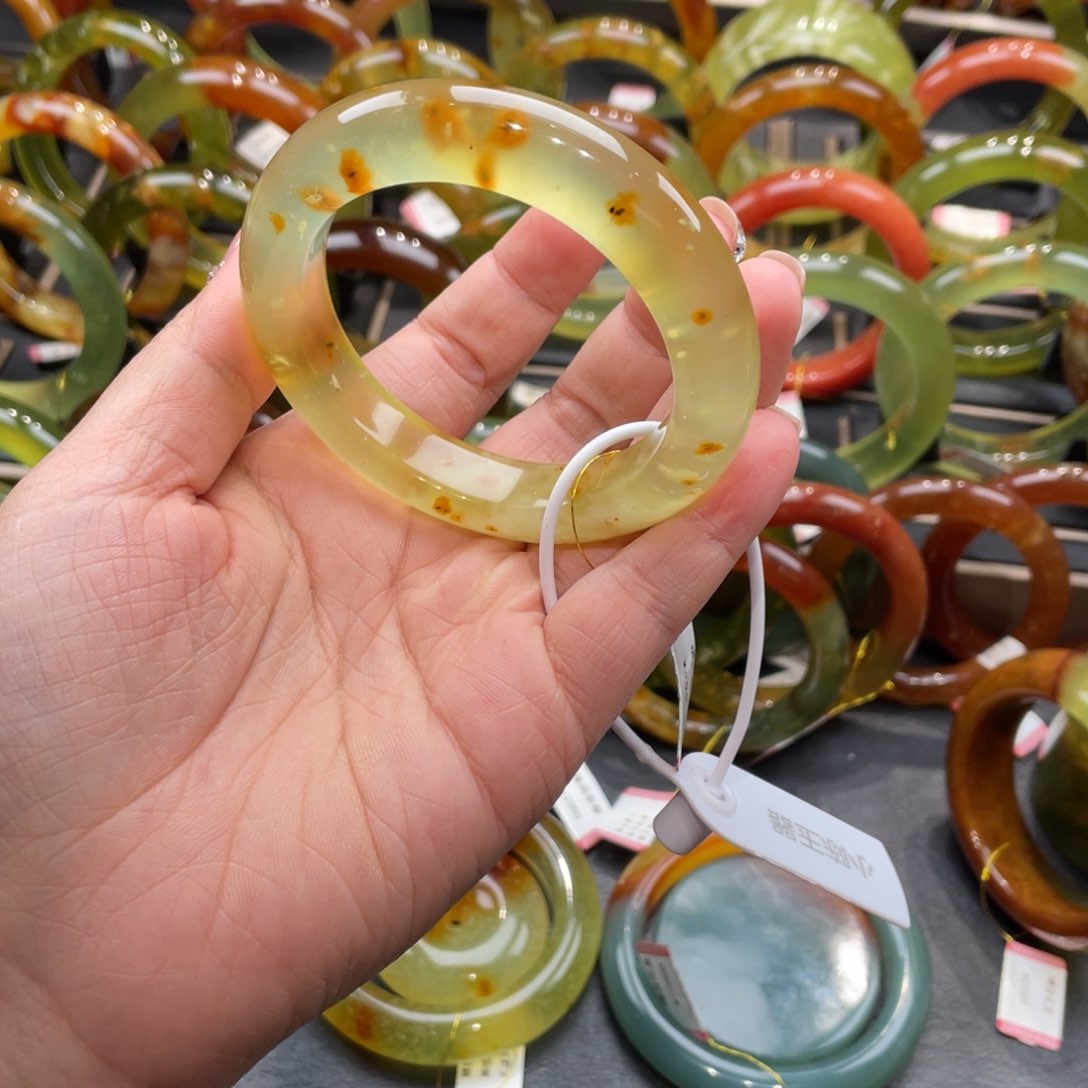 蛇纹石玉手镯未镶嵌