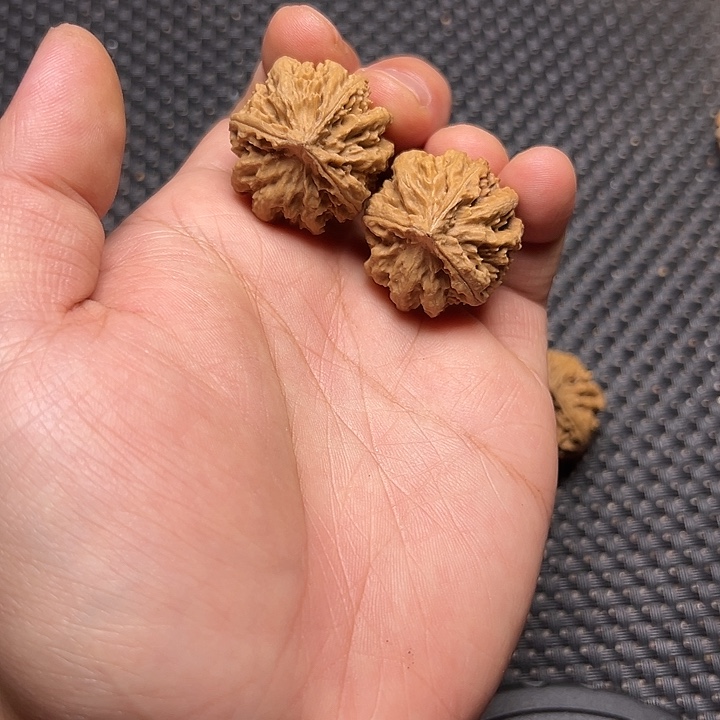 文玩核桃吊坠三棱