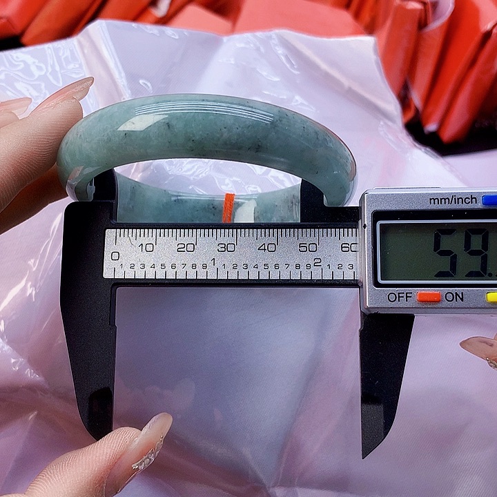 翡翠手镯未镶嵌104。