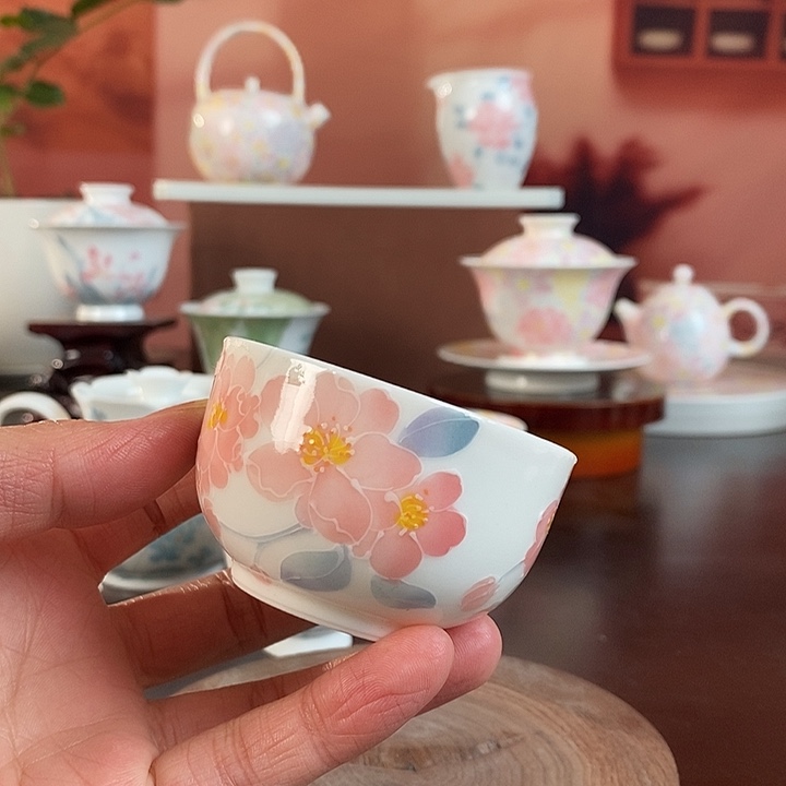 海棠花釉下手绘品茗杯