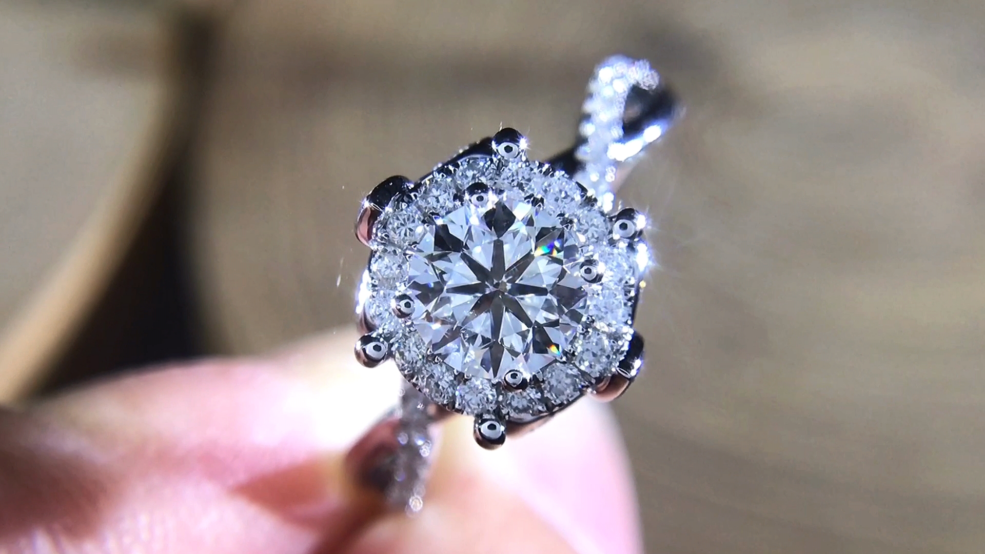 主石GIA证书0.70克拉F SI2 钻石戒指，庄园经典围镶.肉眼干净