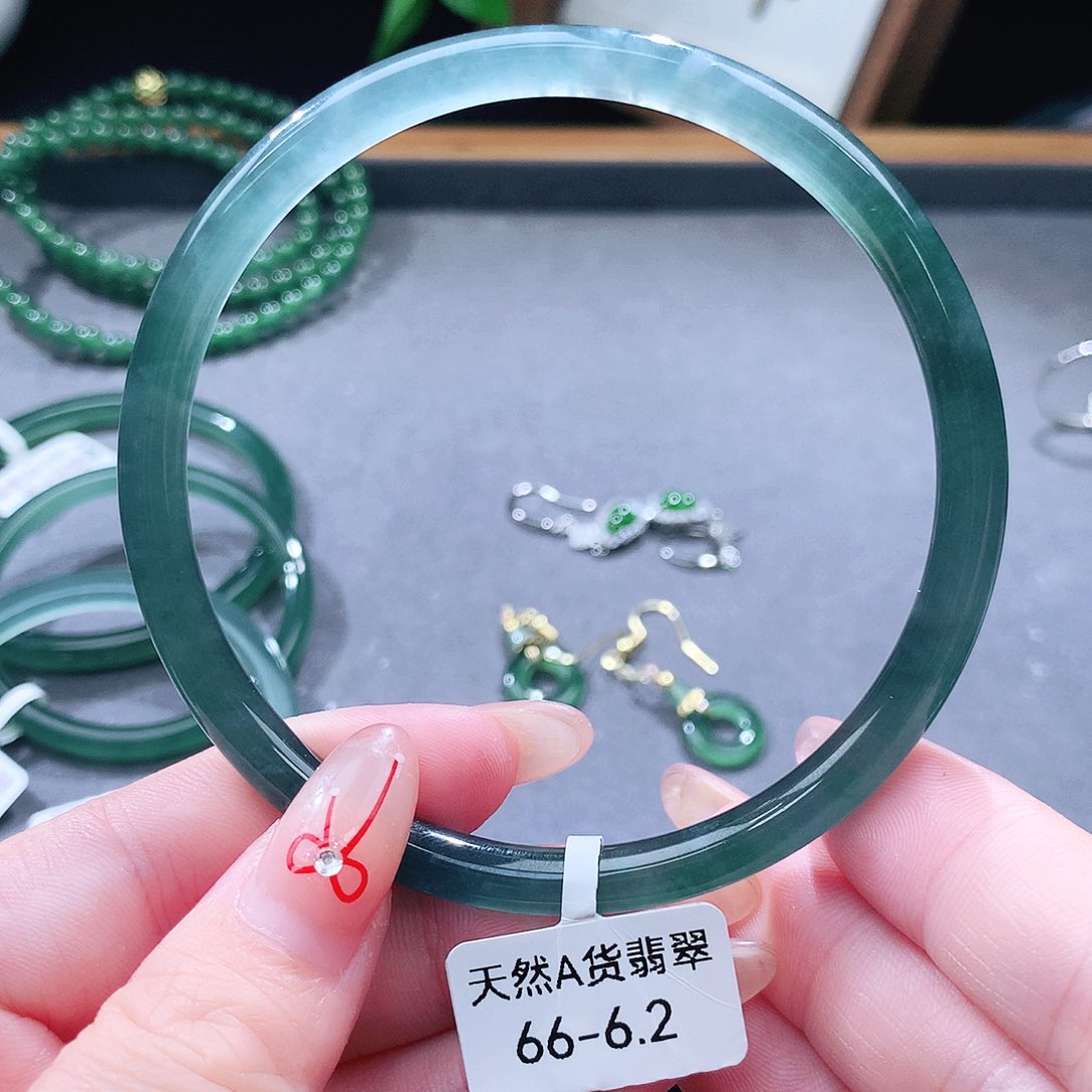 翡翠未镶嵌手镯（圆镯）