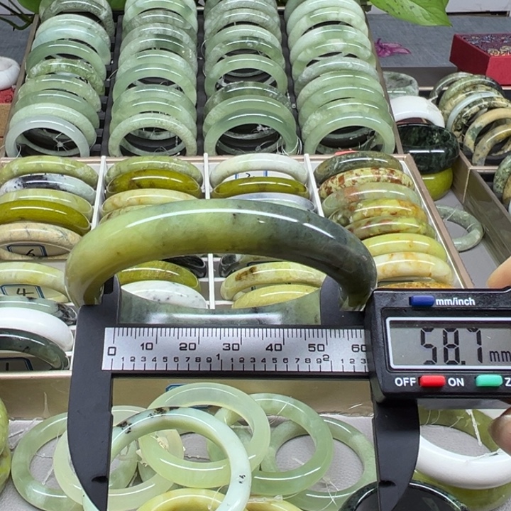 蛇纹石玉未镶嵌手镯5