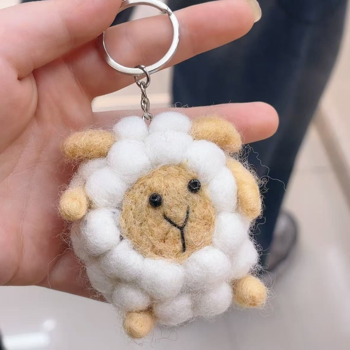 手工羊毛毡咩咩羊手机挂件