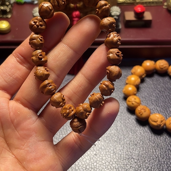 龙纹桃核雕刻怪脸罗汉