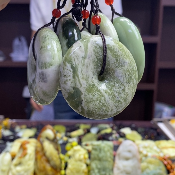 蛇纹石玉未镶嵌颈饰多样性发其一