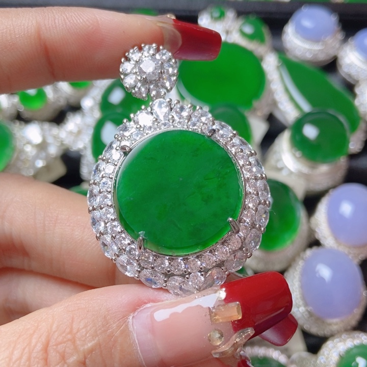 翡翠颈饰未镶嵌         