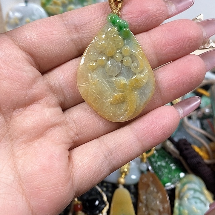 翡翠颈饰未镶嵌翡翠