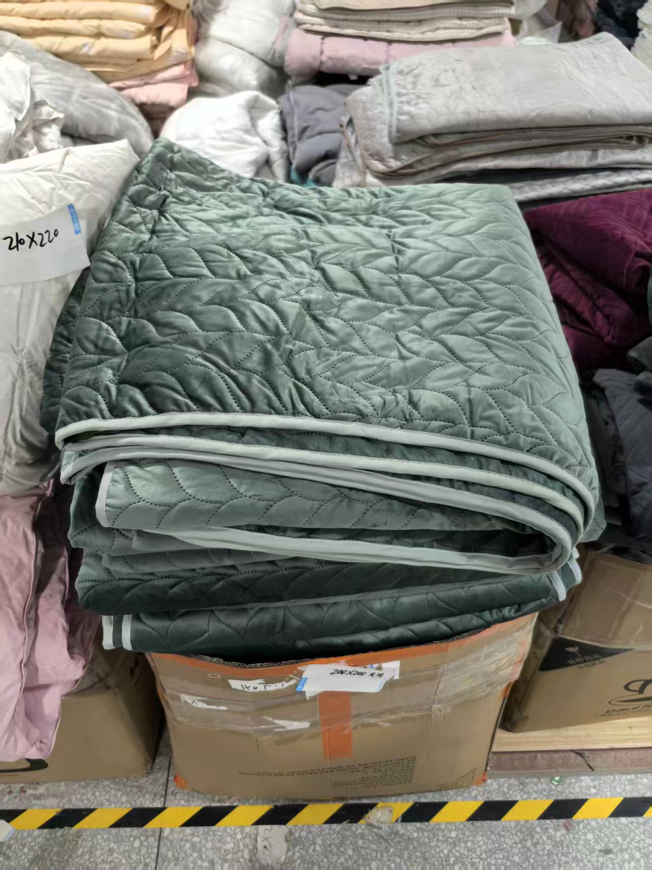 《厚广家》3楼200×200绿色天鹅绒床盖 发1张5斤