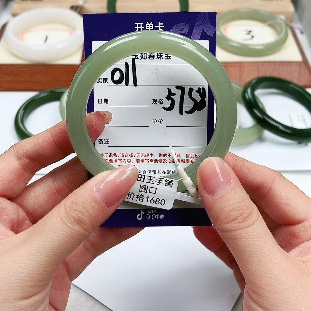 和田玉手镯未镶嵌