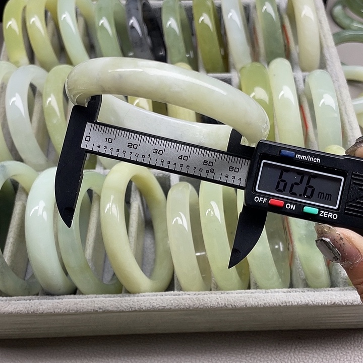 蛇纹石玉未镶嵌手镯121