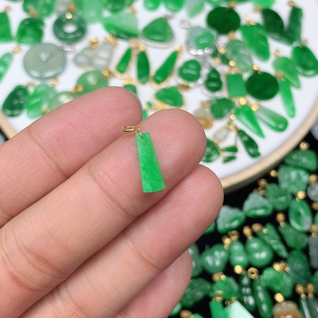 翡翠配石18K金扣 小巧精美飘阳绿小素面牌
