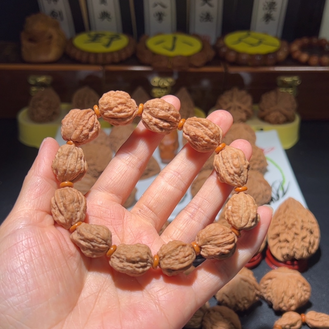 常***青把件文玩核桃铁豆手串