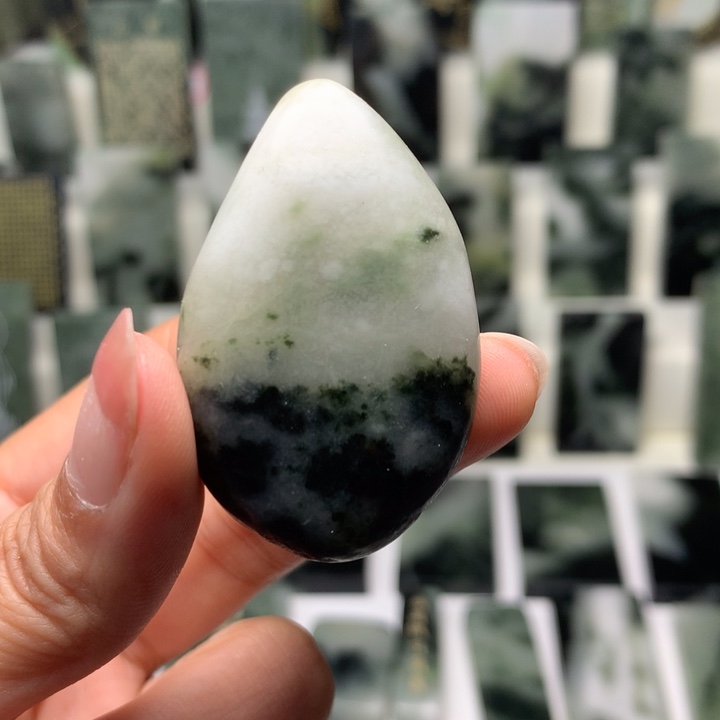 独山玉颈饰未镶嵌