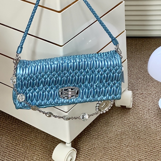95新 MIU MIU/缪缪 新款珠光天空蓝色宝石单肩包中号