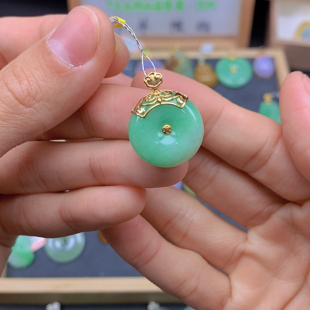 翡翠颈饰18K金镶嵌翡翠