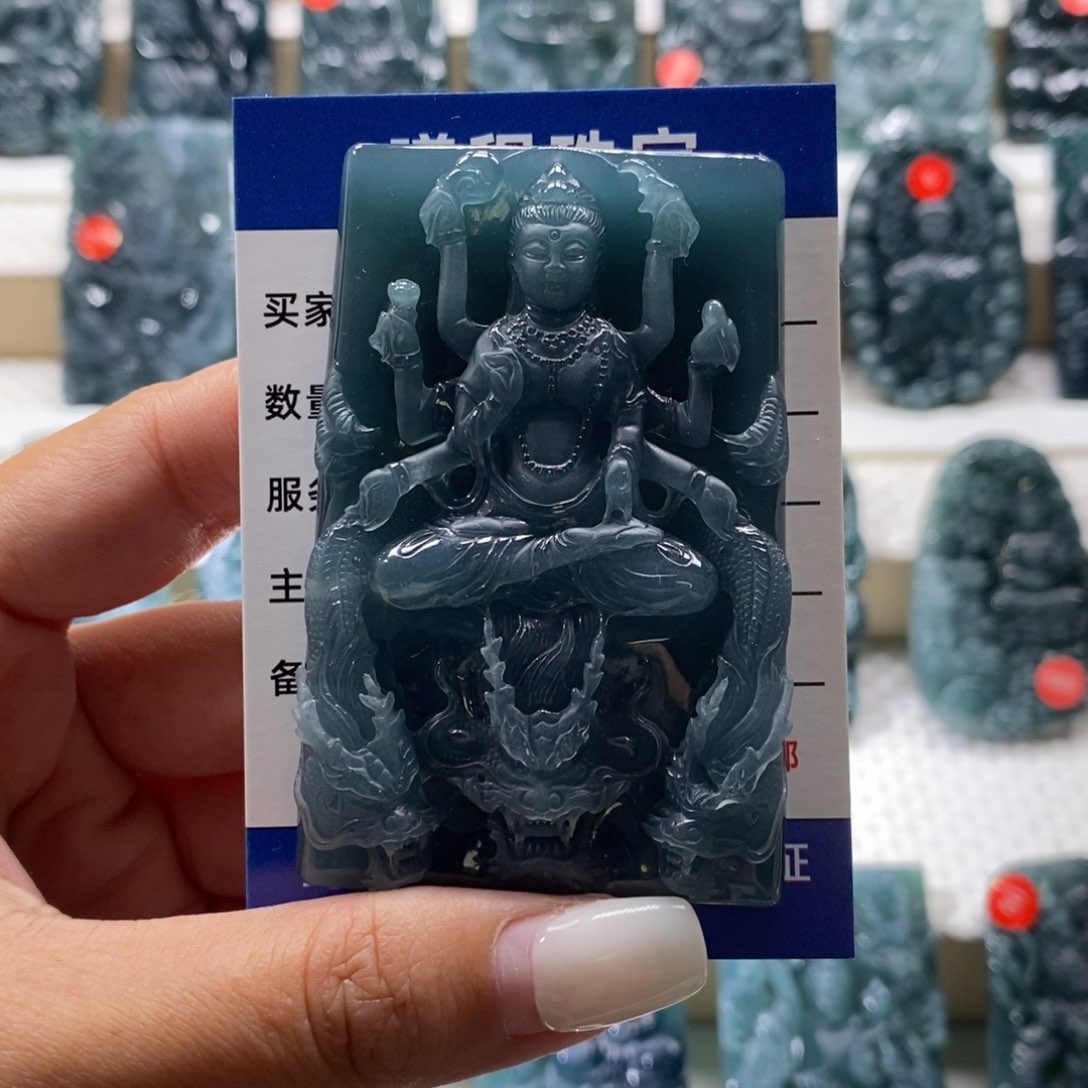 翡翠未镶嵌颈饰阿**生