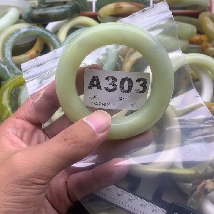 苏***牧未镶嵌蛇纹石玉手镯