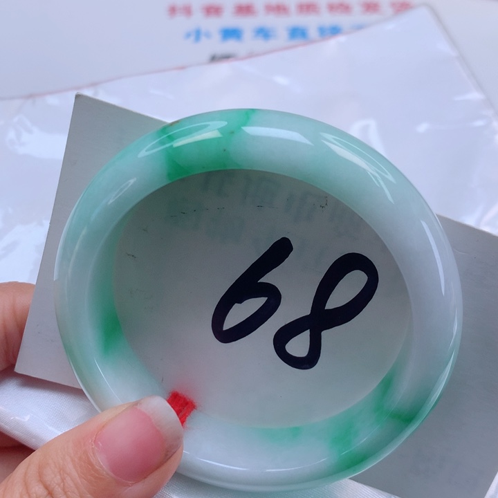 翡翠手镯未镶嵌白底青