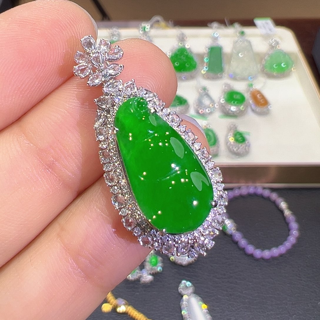 翡翠18K金镶嵌颈饰